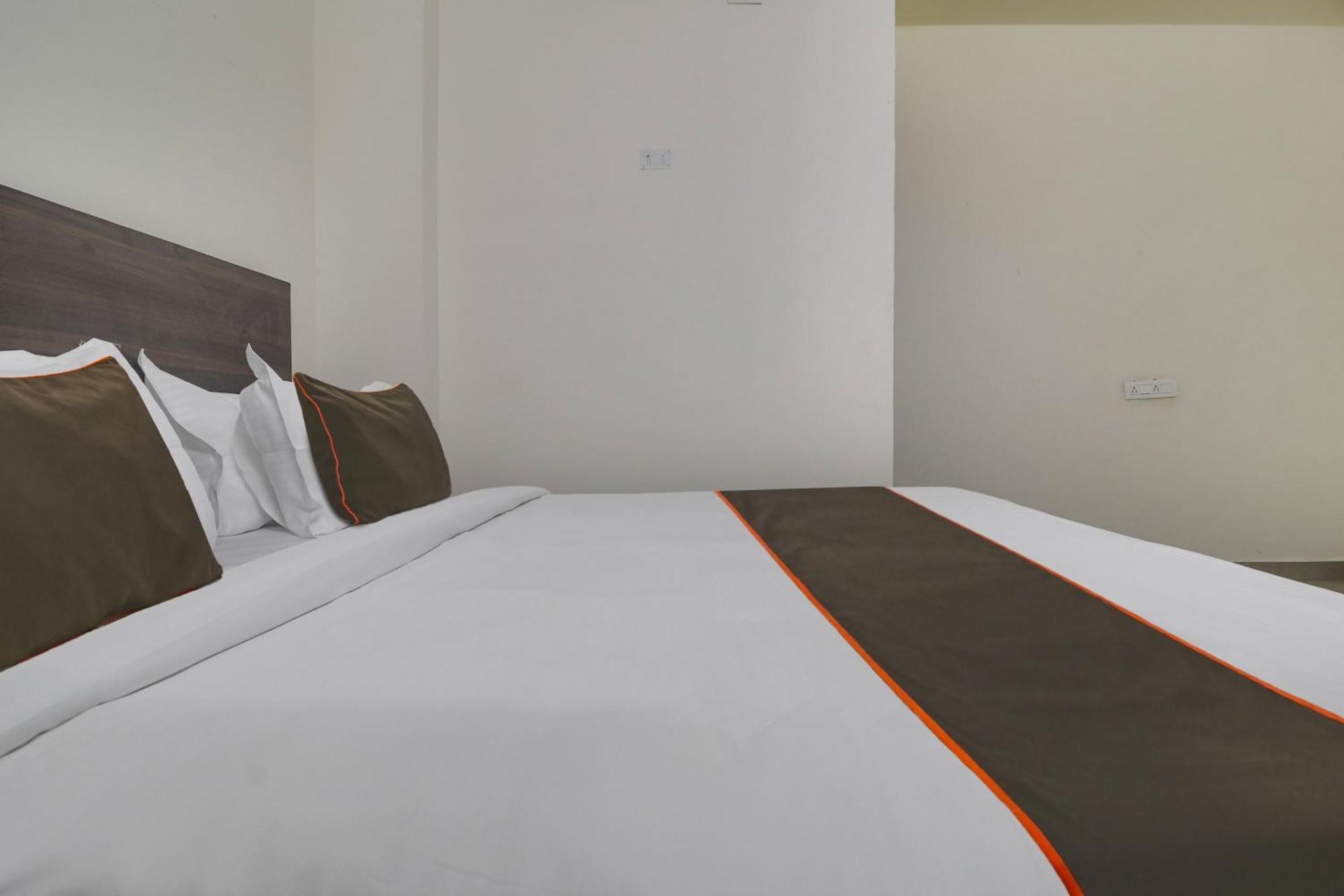 Hotel Collection O Sbr Kondapur Near Rto Office Hyderabad Esterno foto
