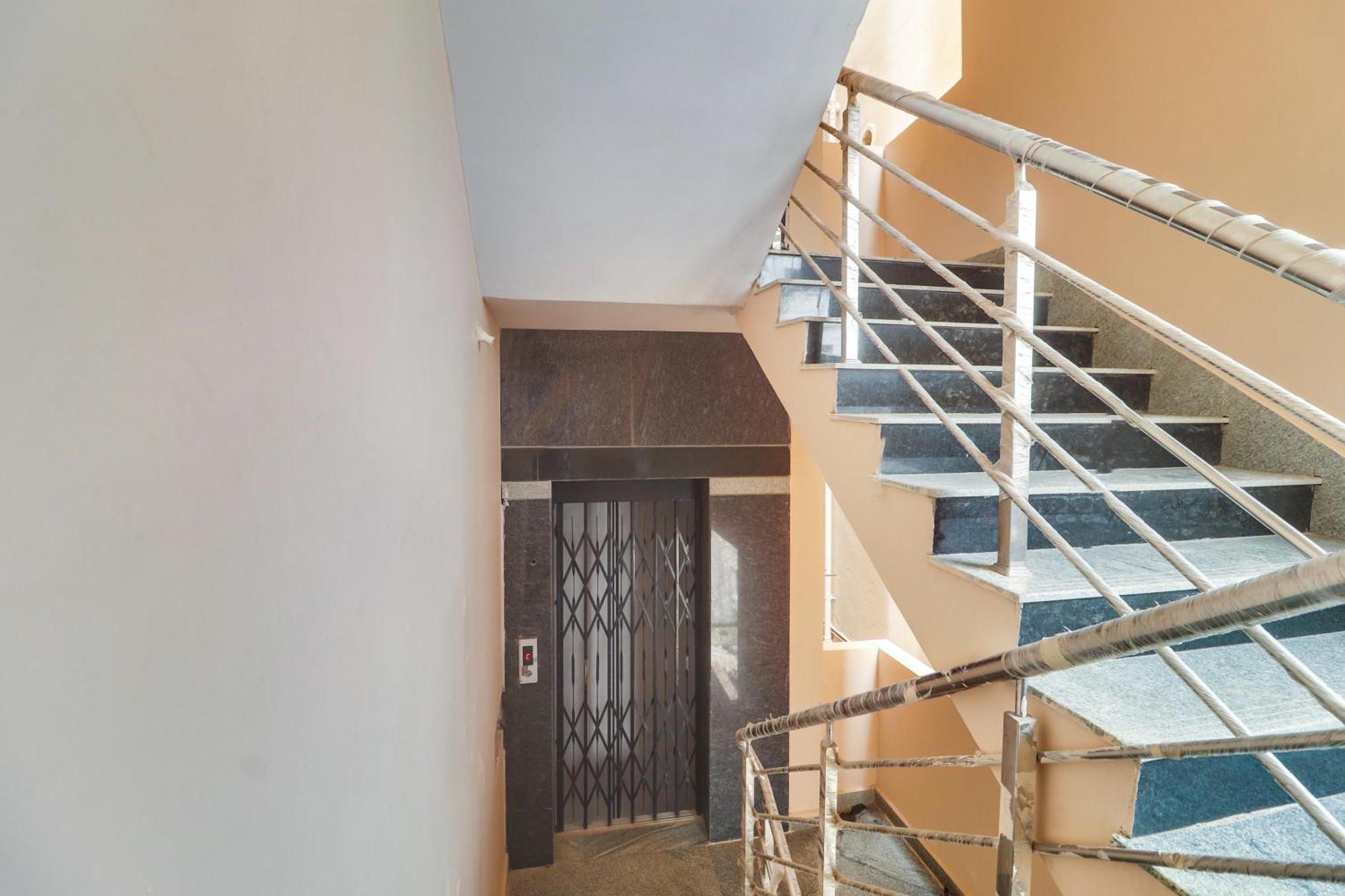 Hotel Collection O Sbr Kondapur Near Rto Office Hyderabad Esterno foto